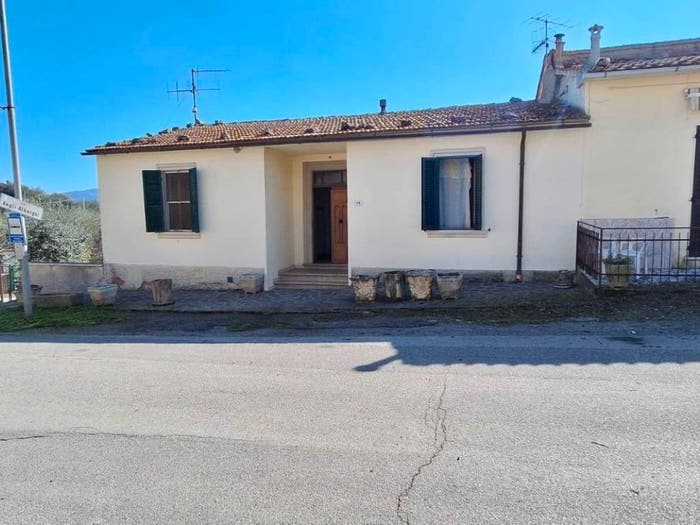 Casa quadrilocale in vendita in Via degli Alberghi, Castel del Piano