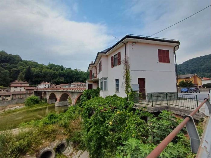 Casa con 6 locali in vendita in Piazza Aleramo, Centro, Nucetto