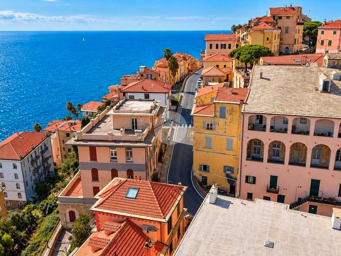 Appartamento quadrilocale in vendita in Via Achille Vianelli, Porto Maurizio, Imperia