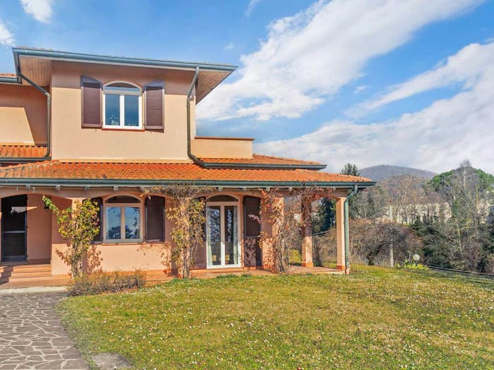 Casa con 6 locali in vendita in Via Cristoforo Colombo, Centro, Ranica