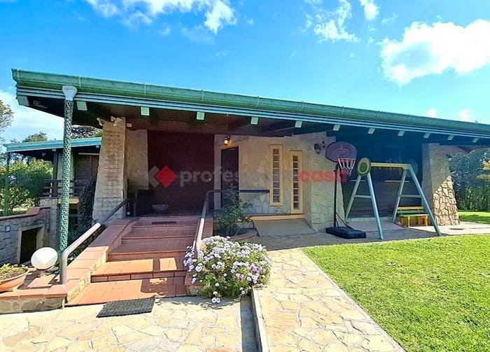 Casa con 5 locali in vendita in Via Siracusa, Semicentro, Aprilia