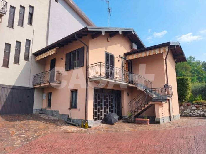 Casa con 6 locali in vendita in Via Piave, Centro, Gavirate