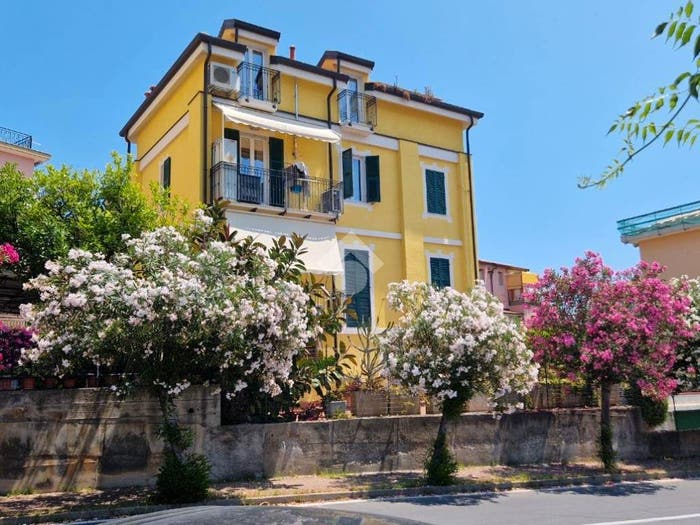 Appartamento con 6 locali in vendita in Via Piave, Centro, Loano