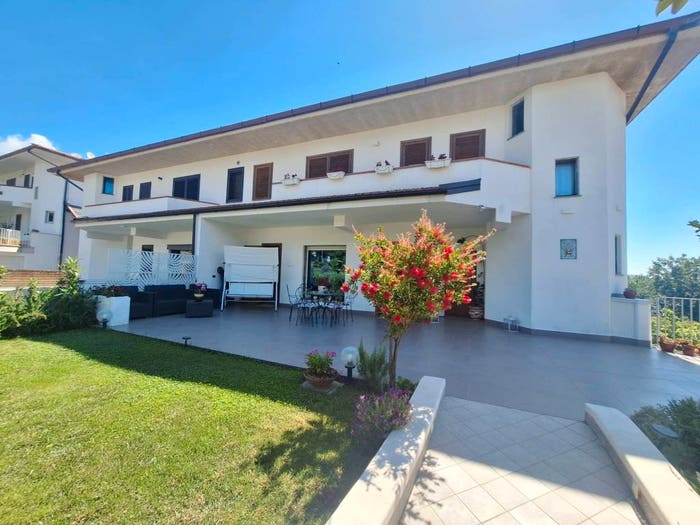 Casa con 6 locali in vendita in Via Antonio di Stasi, Ponte