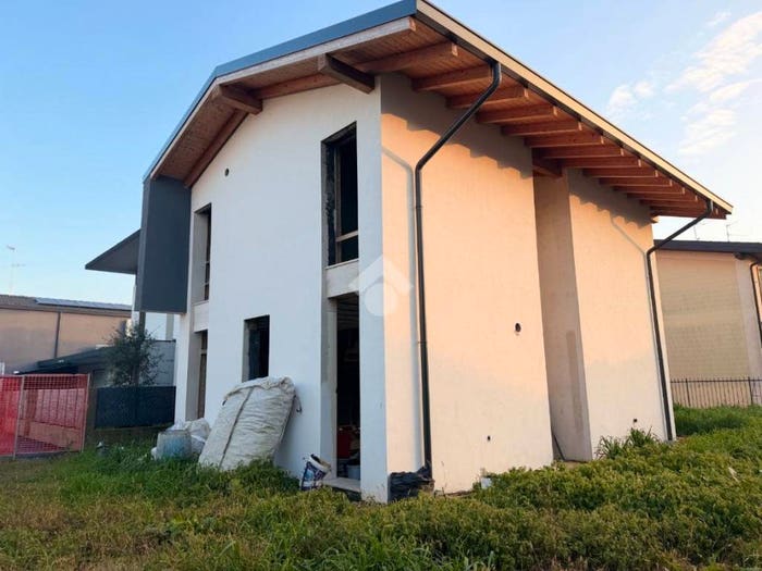 Casa quadrilocale in vendita in Via Costituzione Repubblicana, Verolavecchia