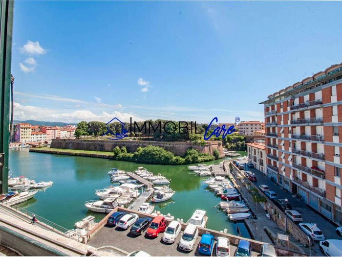 Appartamento quadrilocale in vendita in Piazza dei Legnami, Quartiere Venezia, Livorno