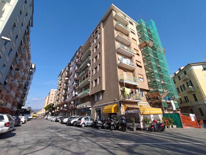 Appartamento con 5 locali in vendita in Via Servettaz, Savona