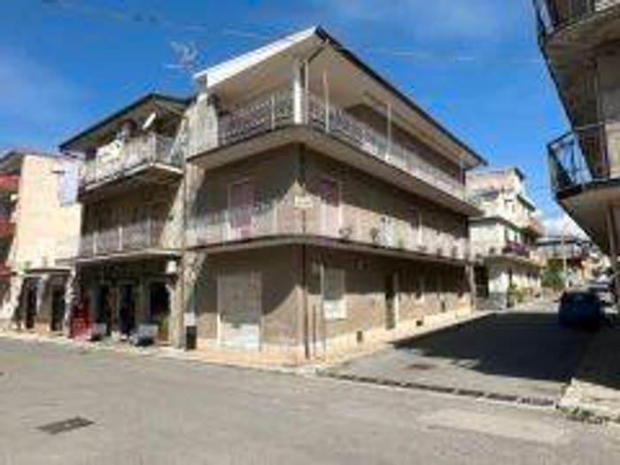 Appartamento con 6 locali in vendita in Via Tenente Pasquale Pugliese, Bova Marina