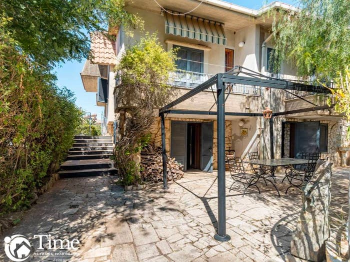 Casa con 6 locali in vendita in Via delle Thuie, Caltagirone