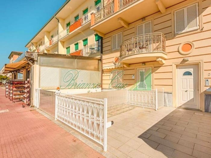 Appartamento trilocale in vendita in Via Ermenegildo Pistelli, Lido di Camaiore, Camaiore