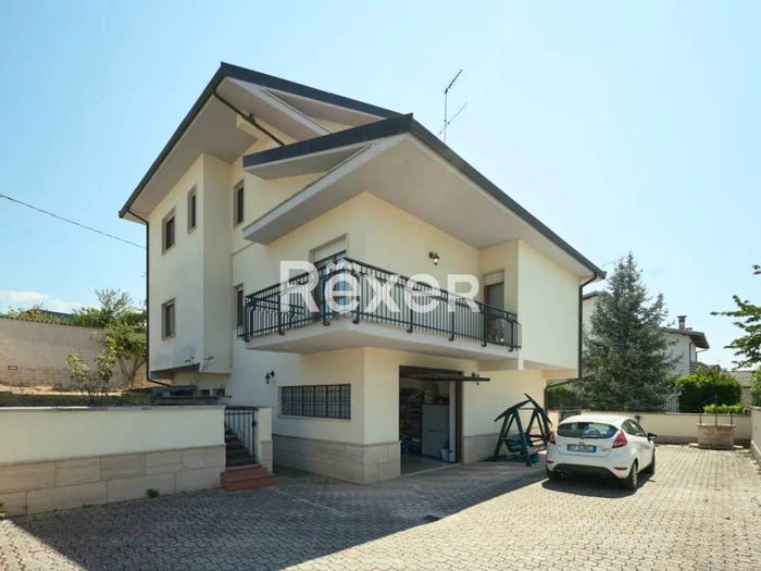 Casa con 6 locali in vendita in Via del Salice, Paganica Tempera, L'Aquila