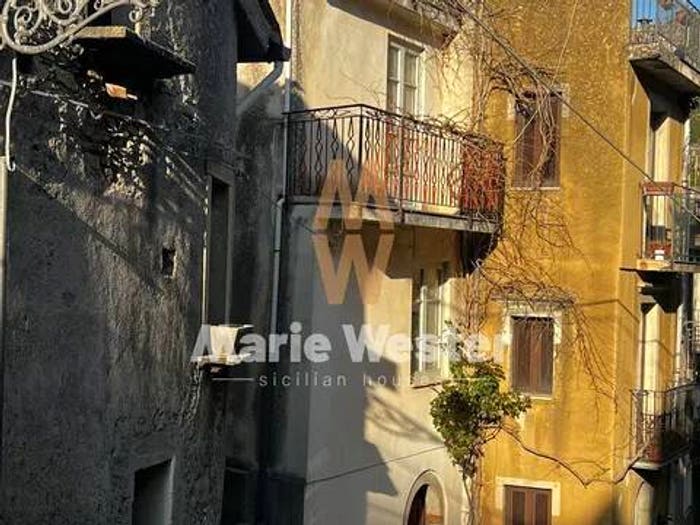 Casa con 6 locali in vendita in Via Abate Meli, Novara di Sicilia