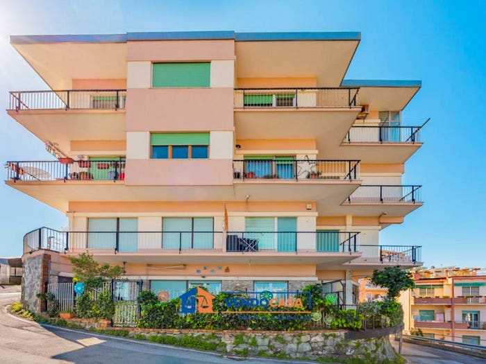 Appartamento trilocale in vendita in Via Jacopo della Quercia, Albissola Marina