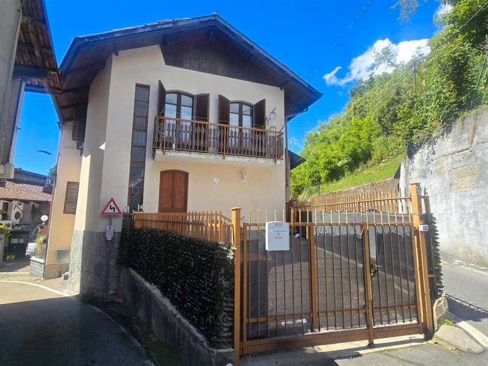 Casa quadrilocale in vendita in Via Maffiotti, Camburzano