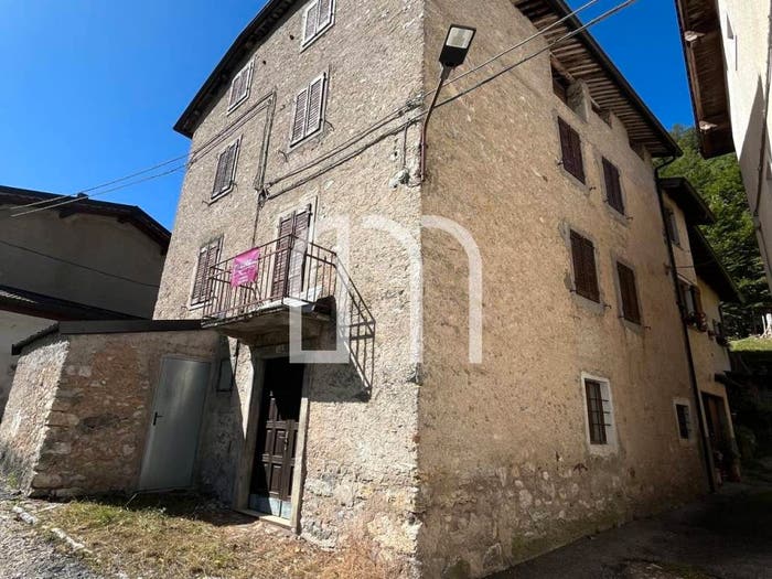 Casa con 6 locali in vendita in Frazione Pezzati, Vallarsa