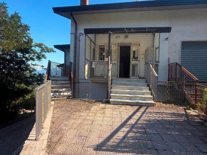Casa quadrilocale in vendita in Via Tuoro, Torrioni