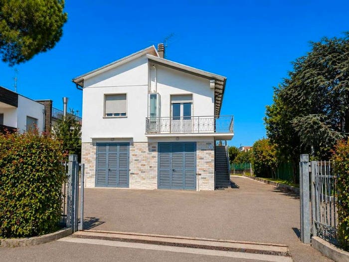 Casa con 6 locali in vendita in via Del lavoro, Medicina