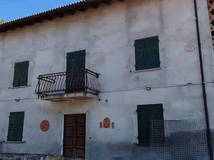Casa con 6 locali in vendita in Frazione Bettolino No Number, Centro, Garbagna