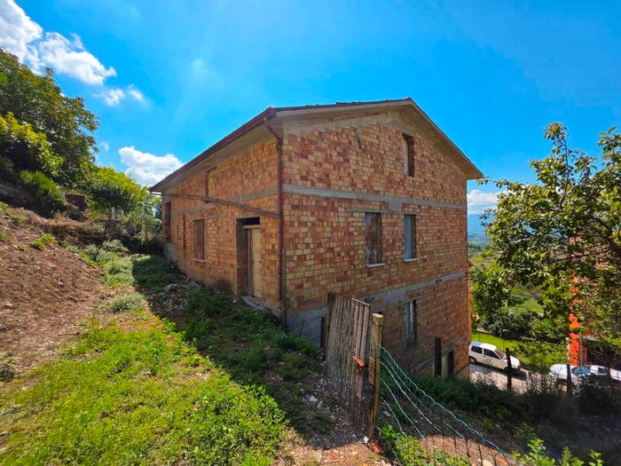 Appartamento con 6 locali in vendita in Via Cesare Battisti, Busso
