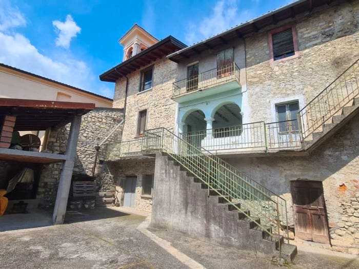 Appartamento con 6 locali in vendita in Via Senzano, Monte Isola
