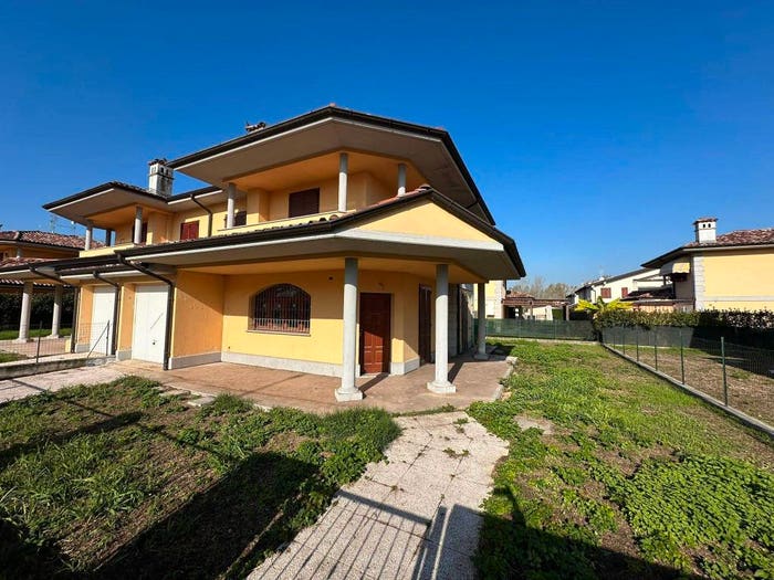 Casa quadrilocale in vendita in Via Antonino Cassarà, Roncaro