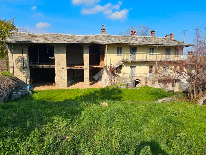Casa con 6 locali in vendita in via gay, Prarostino