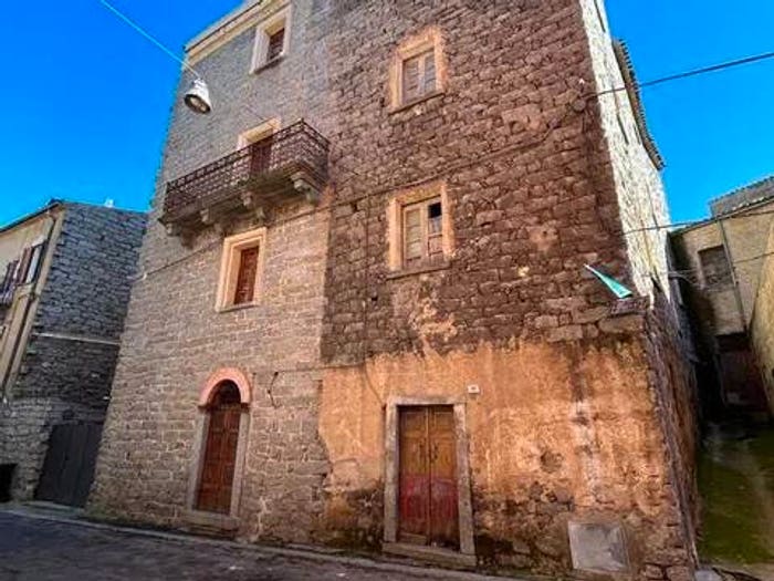 Casa con 6 locali in vendita in Corso Cocco Ortu No Number, Benetutti