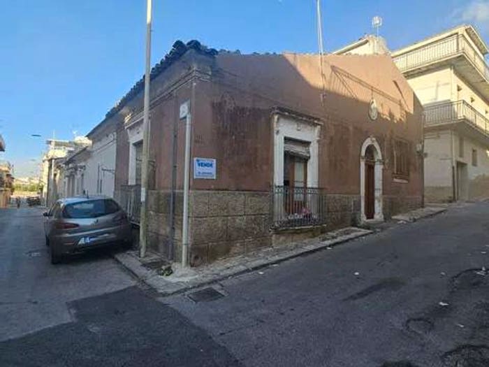 Casa con 6 locali in vendita in Via Chiaramonte SNC, Centro, Comiso