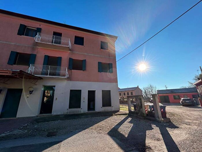 Appartamento trilocale in vendita in Via Molini, Veggiano
