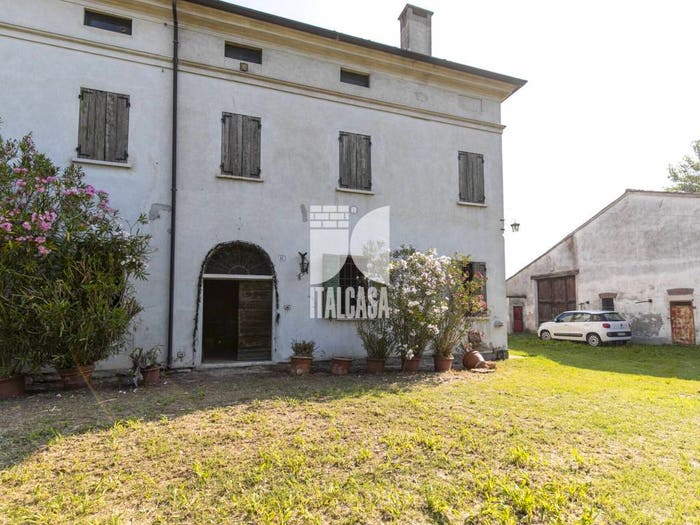 Casa con 6 locali in vendita in Strada Ostigliese, Centro, Roncoferraro