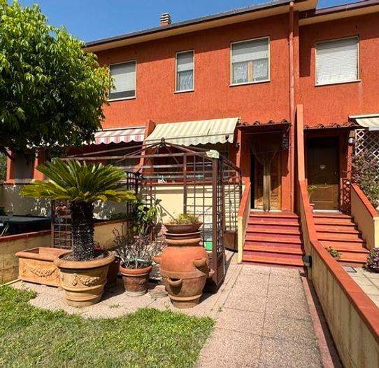 Casa con 6 locali in vendita in Via La Maddalena, Centro, Piombino