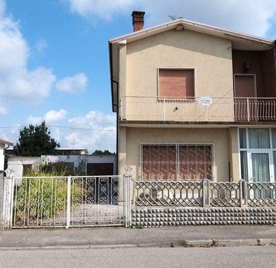 Casa con 6 locali in vendita in Via Gaetano Donizetti, Centro, Codigoro