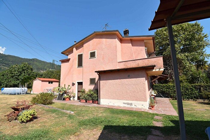 Casa con 6 locali in vendita in Via Strettoia SNC, Seravezza