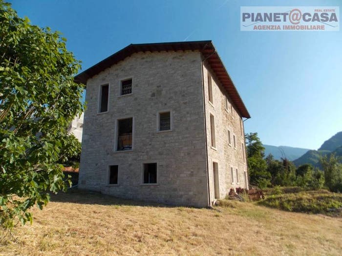 Casa con 6 locali in vendita in Acquasanta Terme