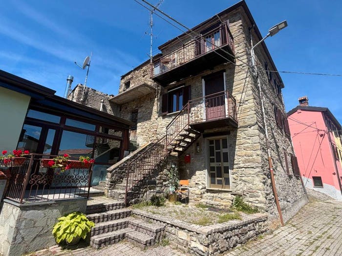 Casa quadrilocale in vendita in Frazione Castellaro, Castellaro, Varzi