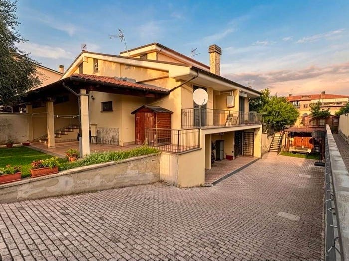 Casa quadrilocale in vendita in Via Picciano, Castelverde, Roma