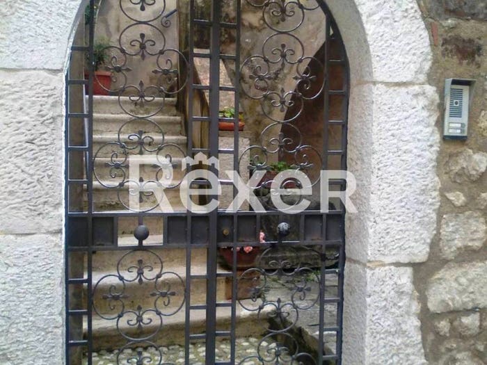 Appartamento con 6 locali in vendita in Via Avanti Santi, San Lorenzello