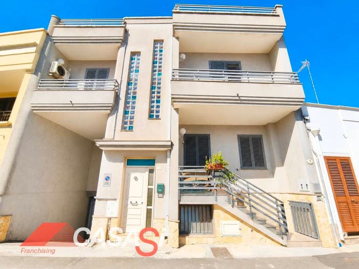 Casa con 6 locali in vendita in Via Maggio, Giurdignano