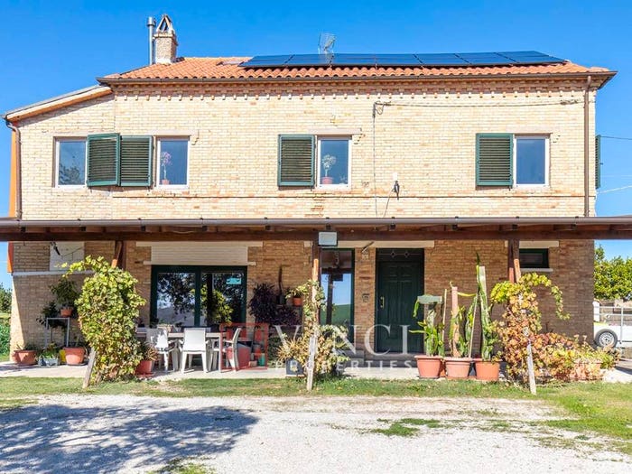 Casa con 6 locali in vendita in Monterubbiano