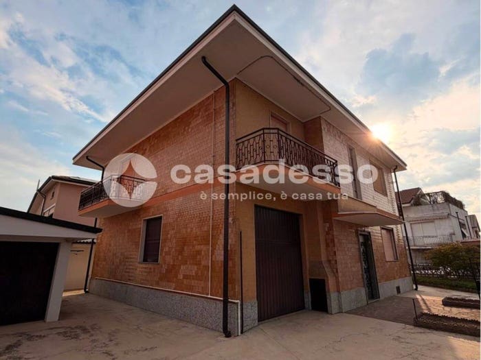 Casa con 6 locali in vendita in Via Fleming, Centro, Trino