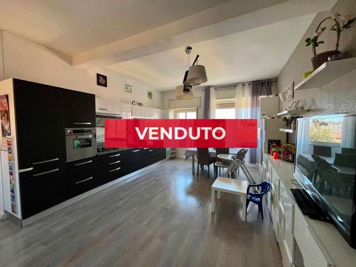 Appartamento trilocale in vendita in Via Amerigo Crispo, Fuorigrotta, Napoli