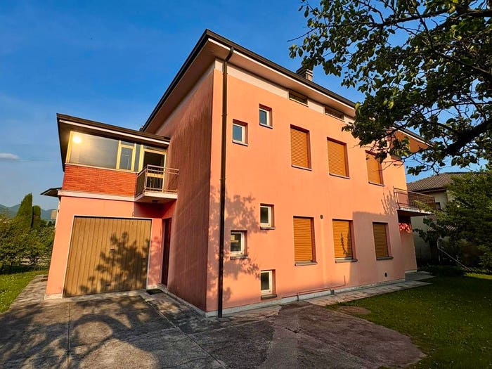 Casa quadrilocale in vendita in Via Don Giovanni Bosco, Centro, Almenno San Salvatore