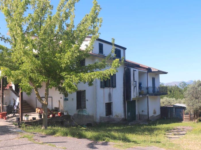 Casa con 6 locali in vendita in Melizzano