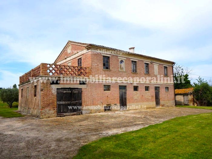 Casa con 6 locali in vendita in Recanati