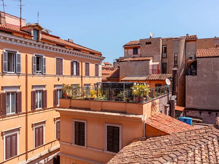 Casa trilocale in vendita in Via Della Panetteria, Trevi, Roma
