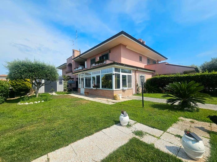 Casa quadrilocale in vendita in Via Rea Silvia, Villa Claudia, Anzio