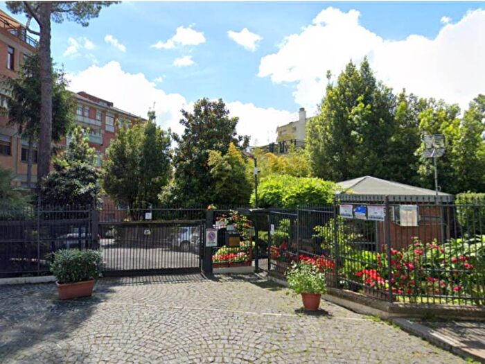 Appartamento con 5 locali in vendita in Via Alberto Cadlolo, Medaglie d'Oro, Roma