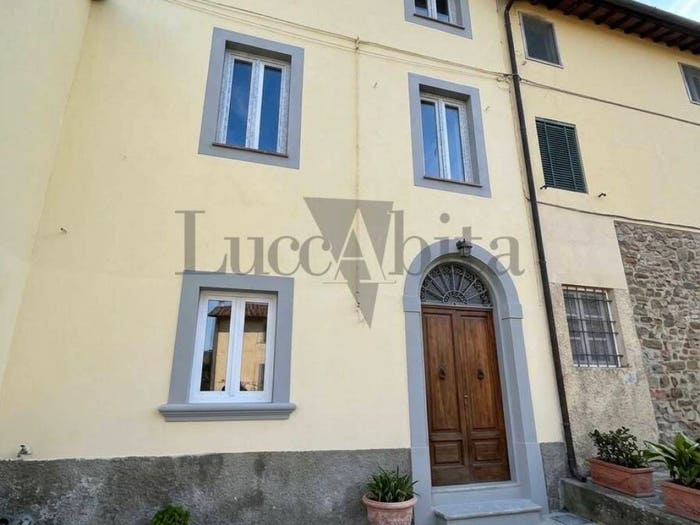 Casa trilocale in vendita in Via Nuova in Badia di Cantignano, Verciano Guamo, Capannori