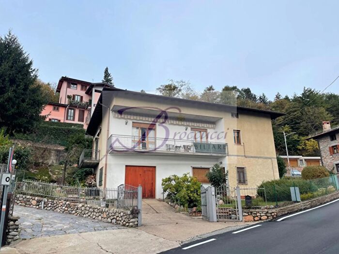 Casa con 5 locali in vendita in Cuasso Al Monte