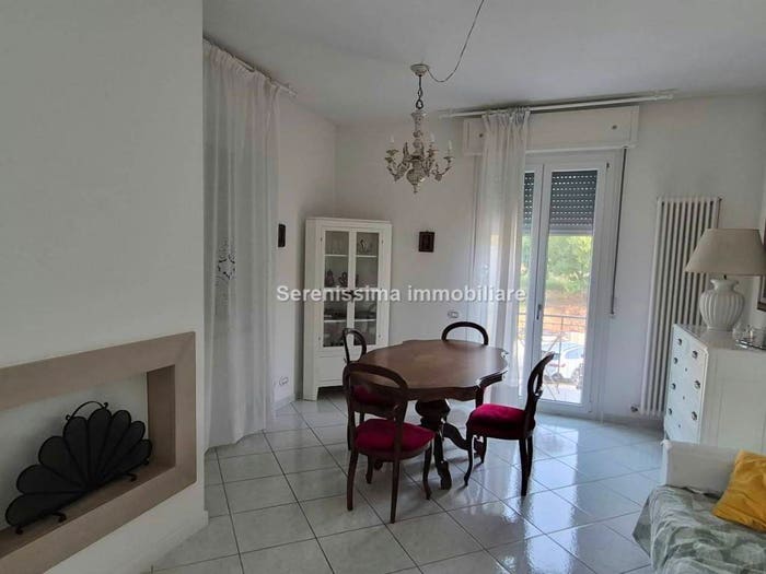 Appartamento con 6 locali in vendita in Via Giuseppe Parini, Centro, Montelabbate